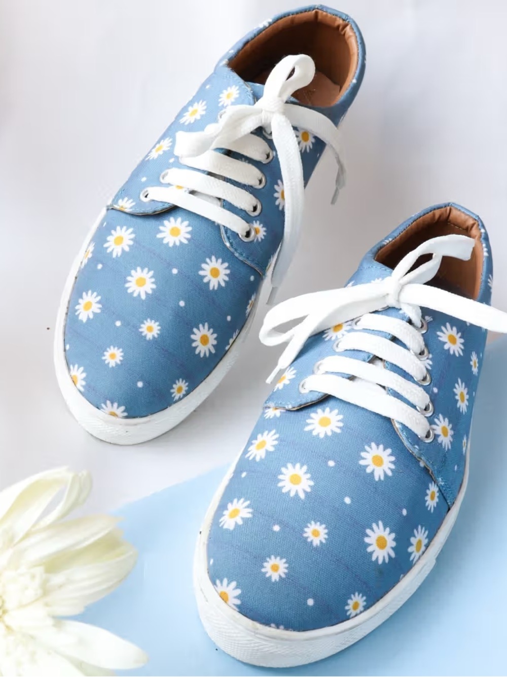 NWT H&M Daisy Floral Tennis Shoes